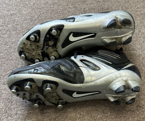 Dec. 30, 2005 Laurence Maroney Minnesota Gophers SIGNED Game Used Nike Cleats