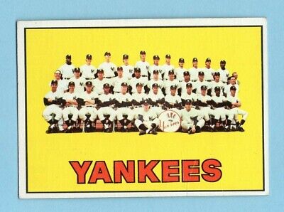 1967 Topps #131 New York Yankees Team Baseball Card EX+ ap wrks   