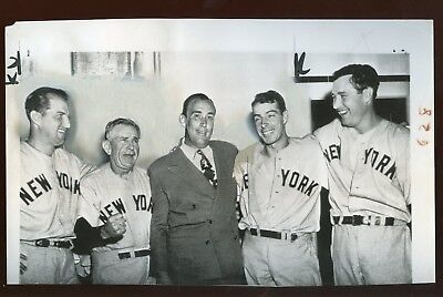 April 19 1950 6 1/2 X 10 Wire Photo Joe DiMaggio / Casey Stengel NY Yankees