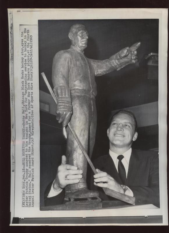 Original 1969 Bobby Hull Les Patrick Trophy Wire Photo 