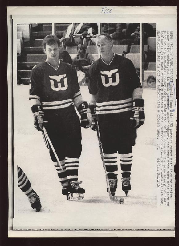 Original 1980 Gordie & Mark Howe Whalers Wire Photo 