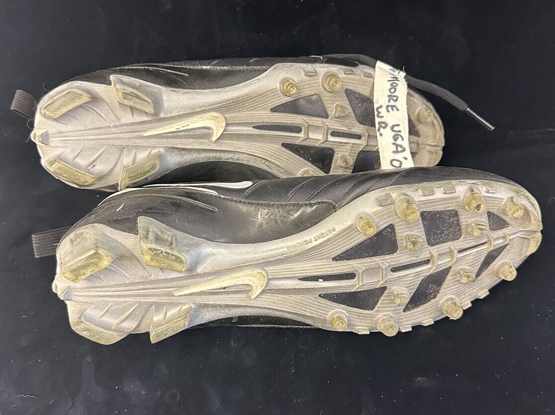 2009 Michael Moore Georgia Bulldogs Wide Receiver GAME USED Football Cleats #82