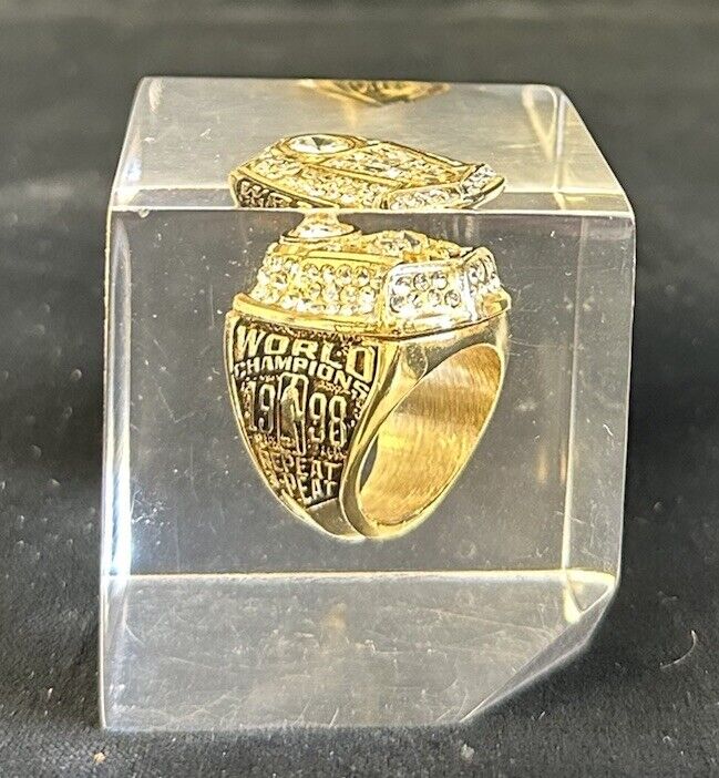 1998 Chicago Bulls World Championship 6th Man Encased Replica Ring w/ Team LOA