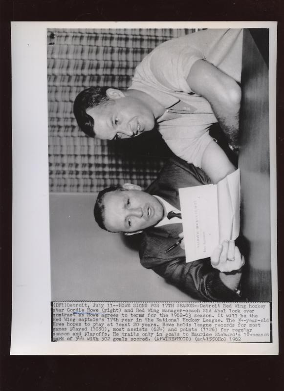 Original 1962 Gordie Howe Signs Red Wings Wire Photo