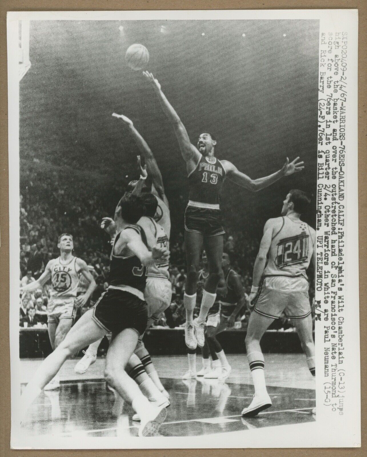 1967 Wilt Chamberlain Philadelphia 76ers • 8x10 UPI Telephoto • Press Photo