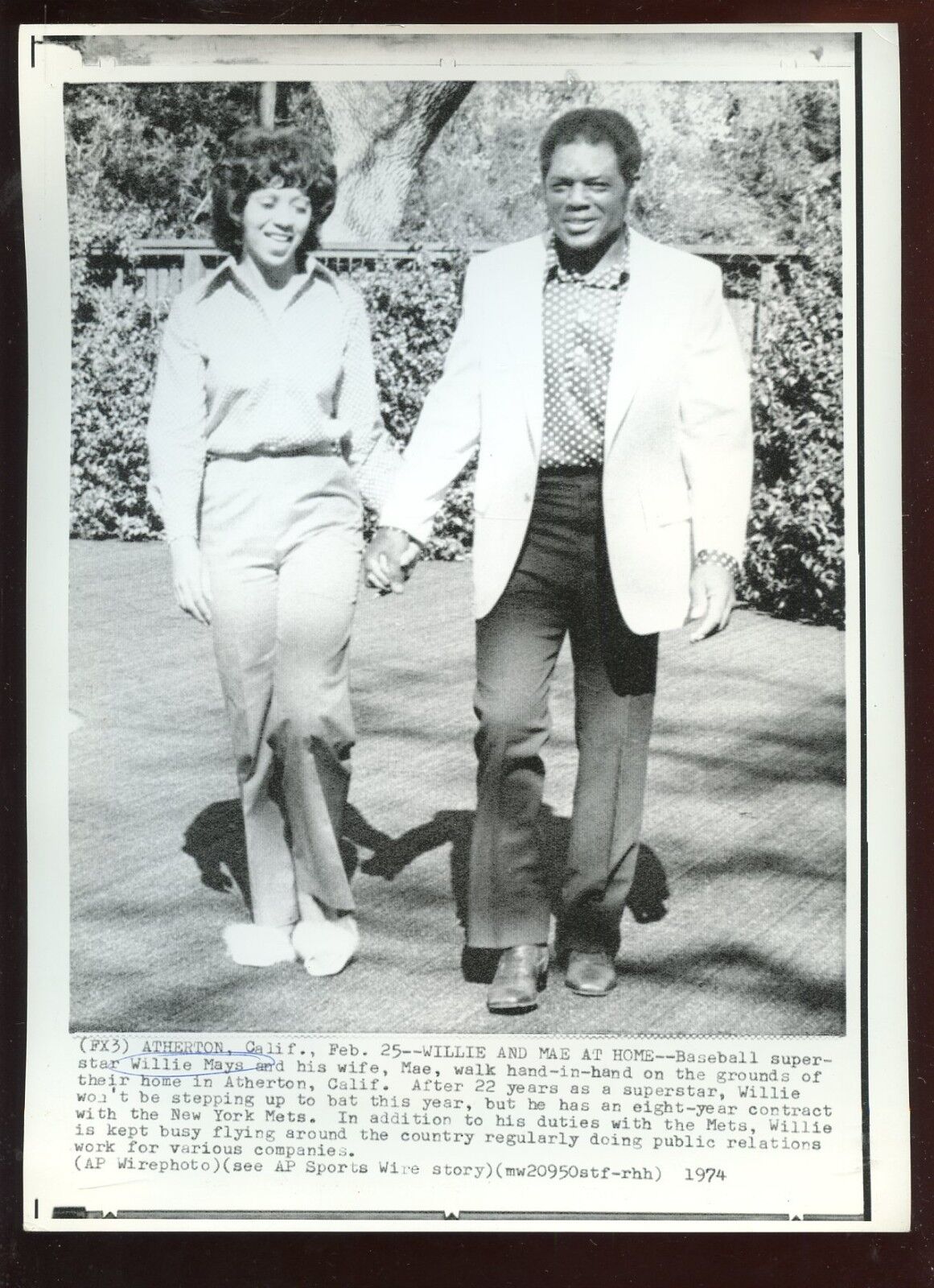 Original Feb 25 1974 Willie Mays Retired With Wife 8 X 11 Wire Photo