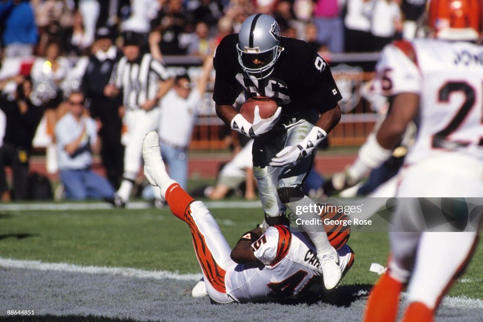 1987-1992 Mervyn Fernandez #86 WR LA Raiders GAME USED SIGNED Arm Sweatband