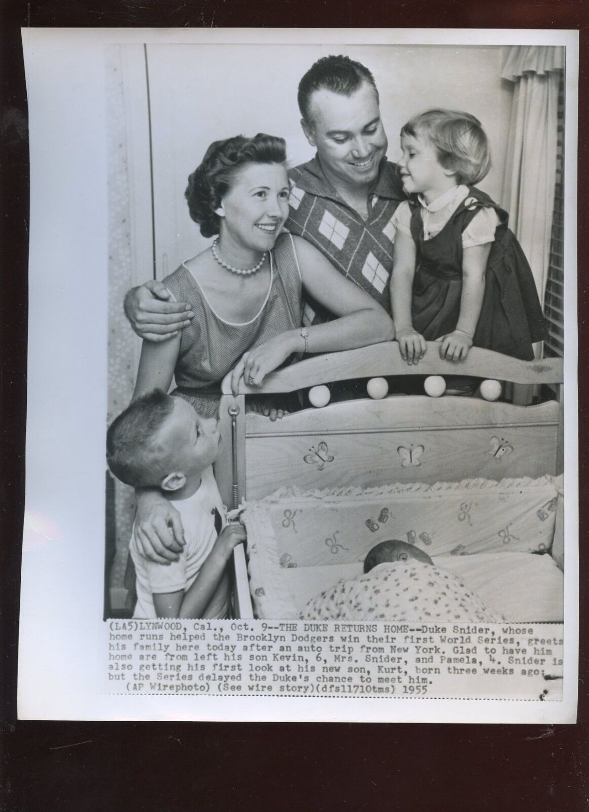 Original Oct 9 1955 Duke Snider Brooklyn Dodgers With Family 8 X 10 Wire Photo