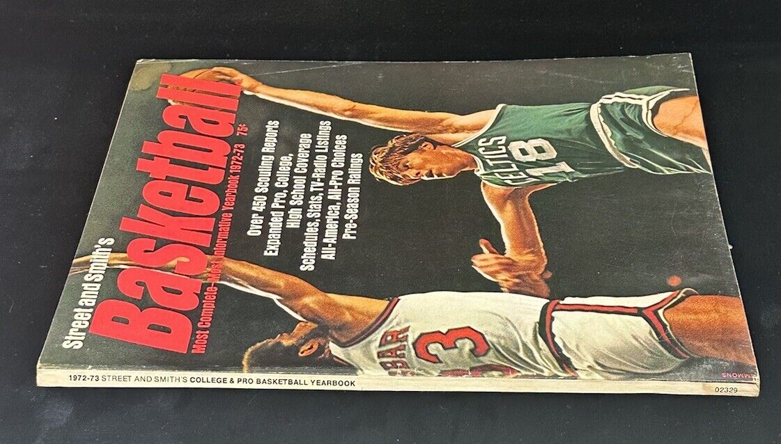 1972-73 Street and Smith’s College & Pro Basketball Yearbook w/ Jabbar & Cowens