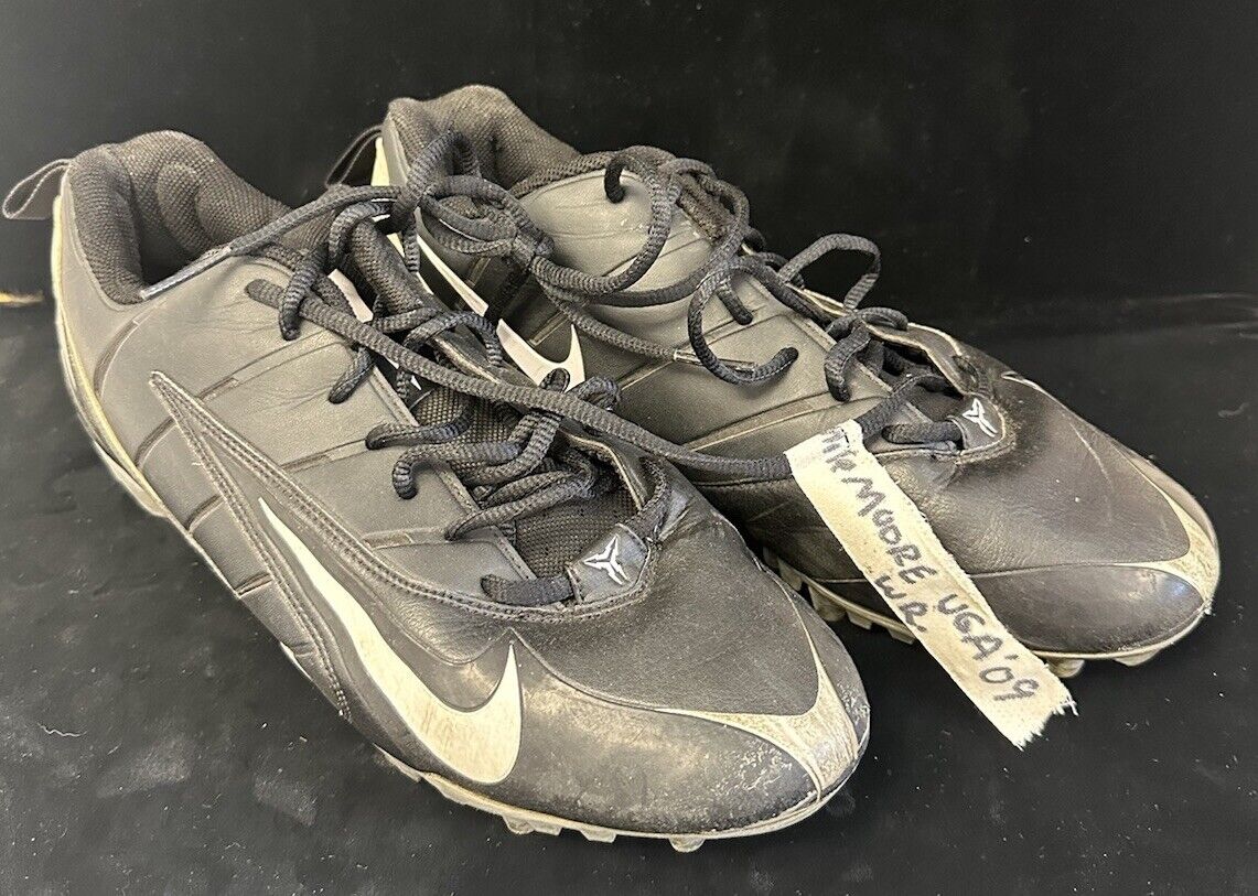 2009 Michael Moore Georgia Bulldogs Wide Receiver GAME USED Football Cleats #82