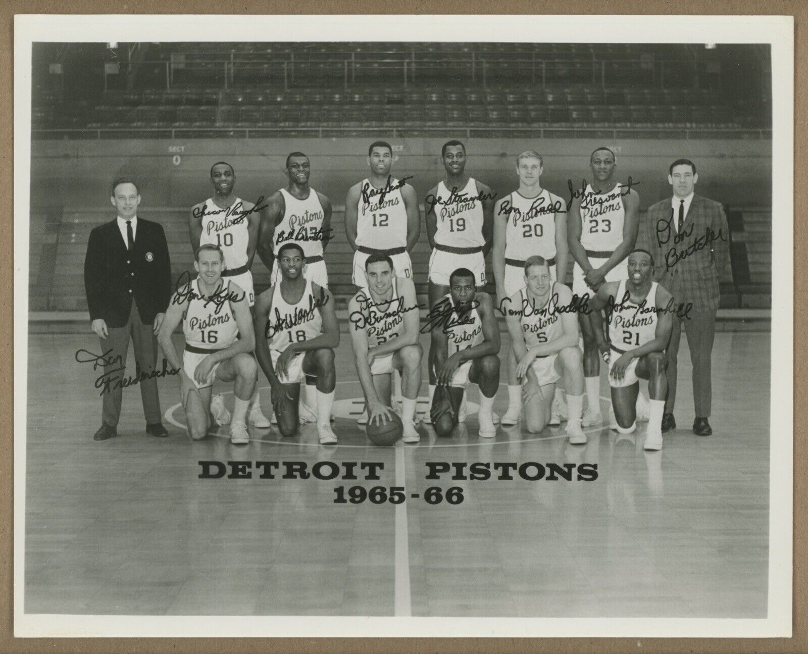 1965-66 Detroit Pistons Team Issued 8x10 Team Photo • Dave Debusschere