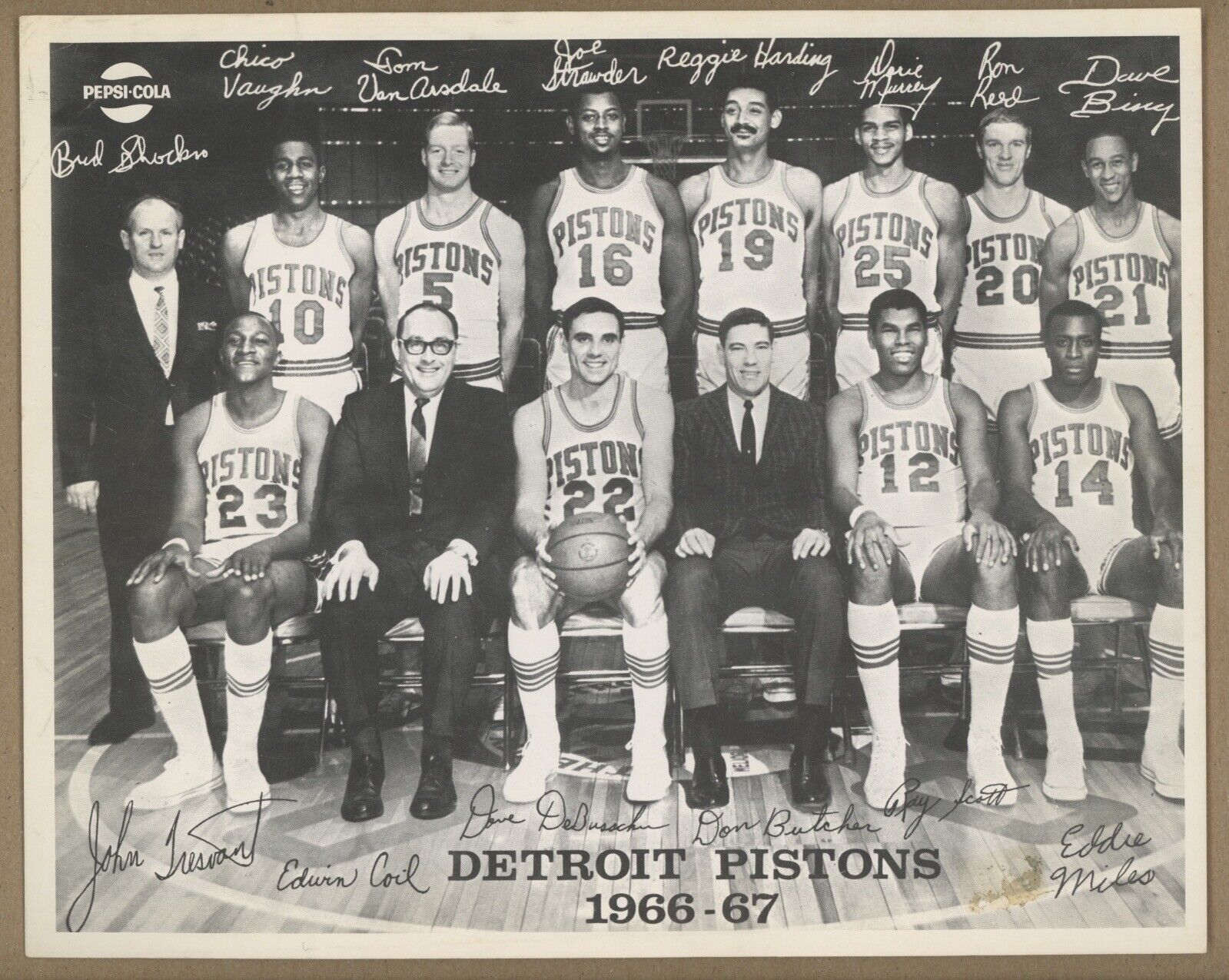 1966-67 Detroit Pistons Pepsi Cola Team Issued 8x10 Team Photo Dave Debusschere