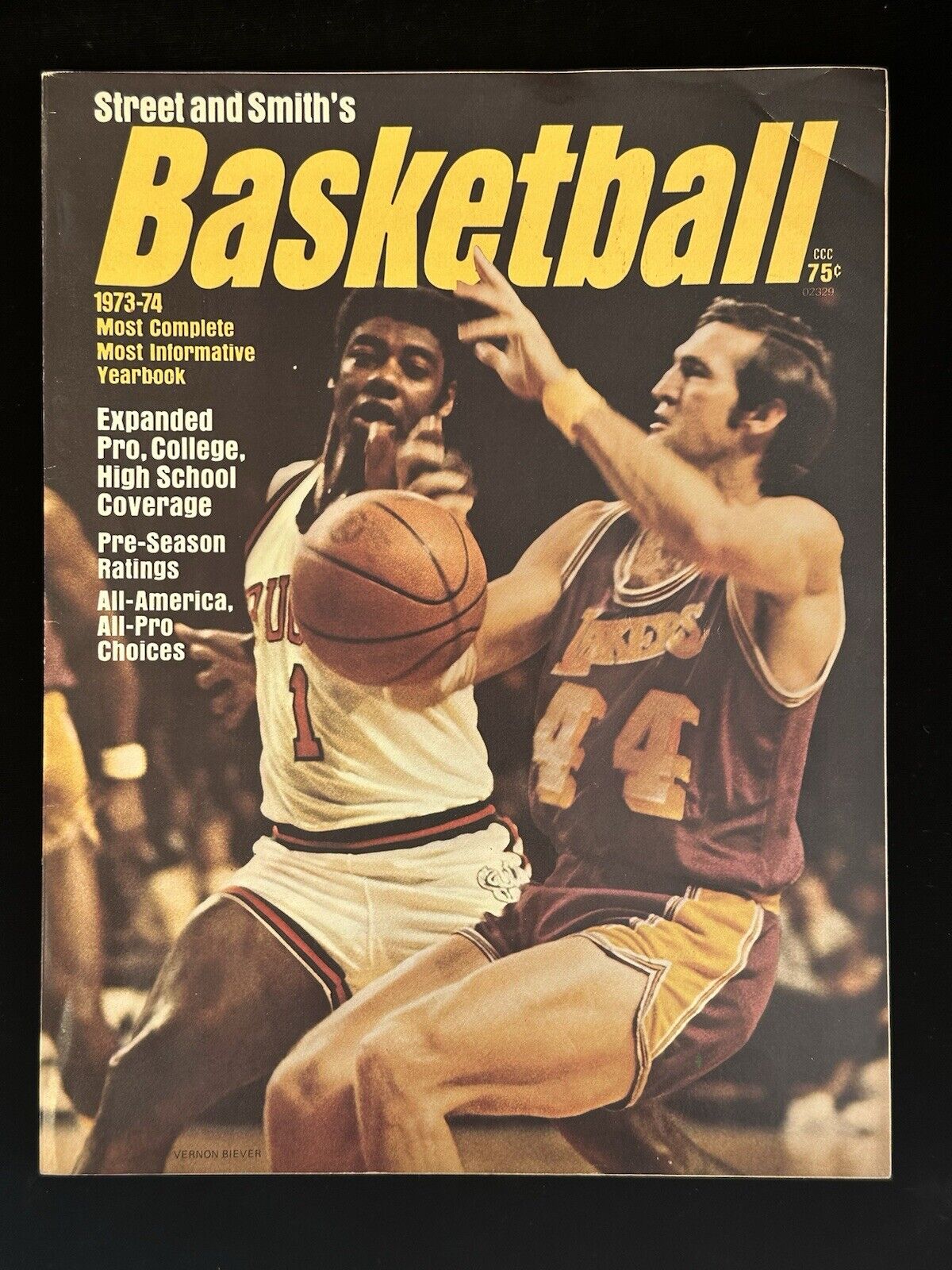 1973-74 Street and Smith’s College & Pro Basketball Yearbook w/ Robertson & West