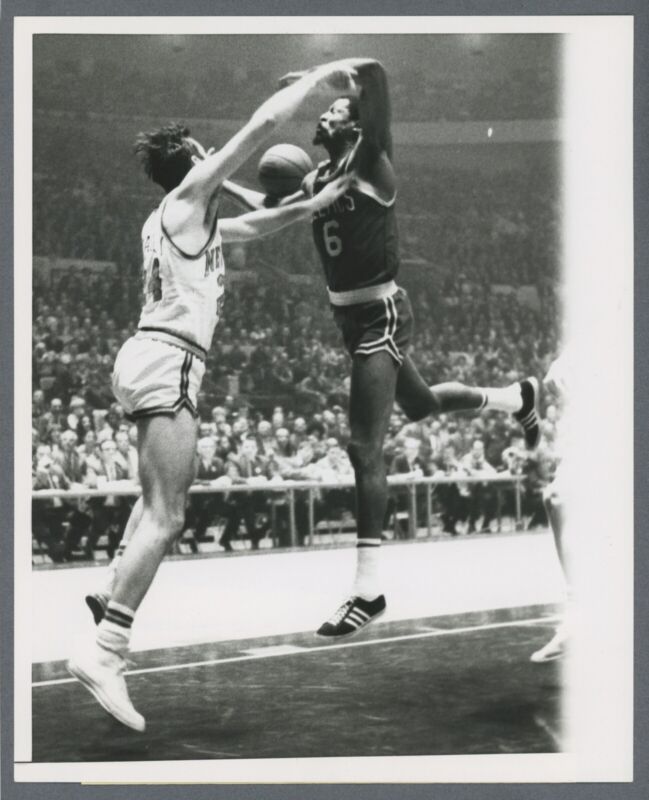 Bill Russell Celtics vs Bill Bradley Knicks Original 1969 8x10 Press Wire Photo