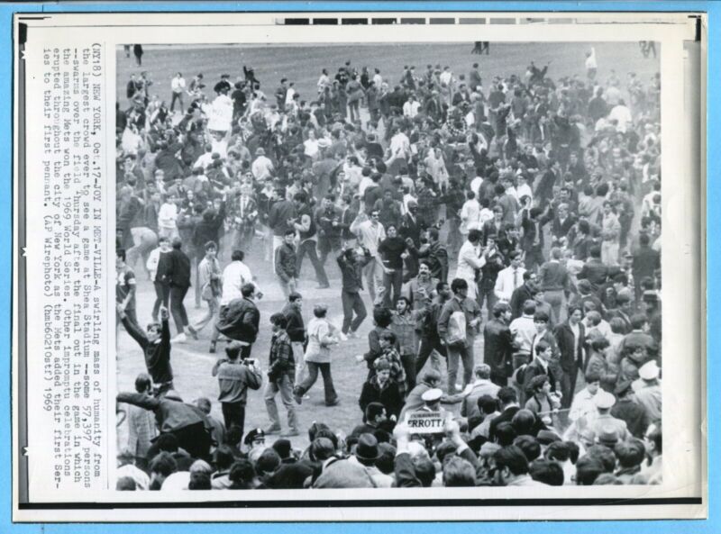 Vintage 8x10 Original AP WirePhoto - Mets Win 1969 World Series Fans Go Wild