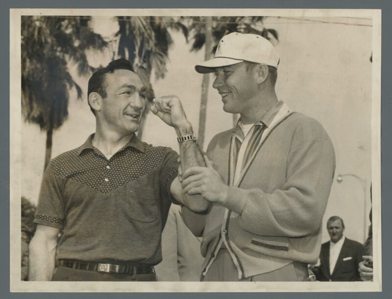 Mickey Mantle & Carmen Basilio Feb. 15, 1958 GOLF Press / Wire Photo 8x10