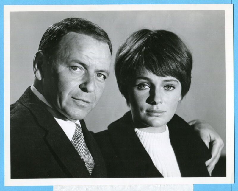 Vintage 8x10 Original 1973 Press Photo Frank Sinatra & Jacqueline Bisset TV ABC